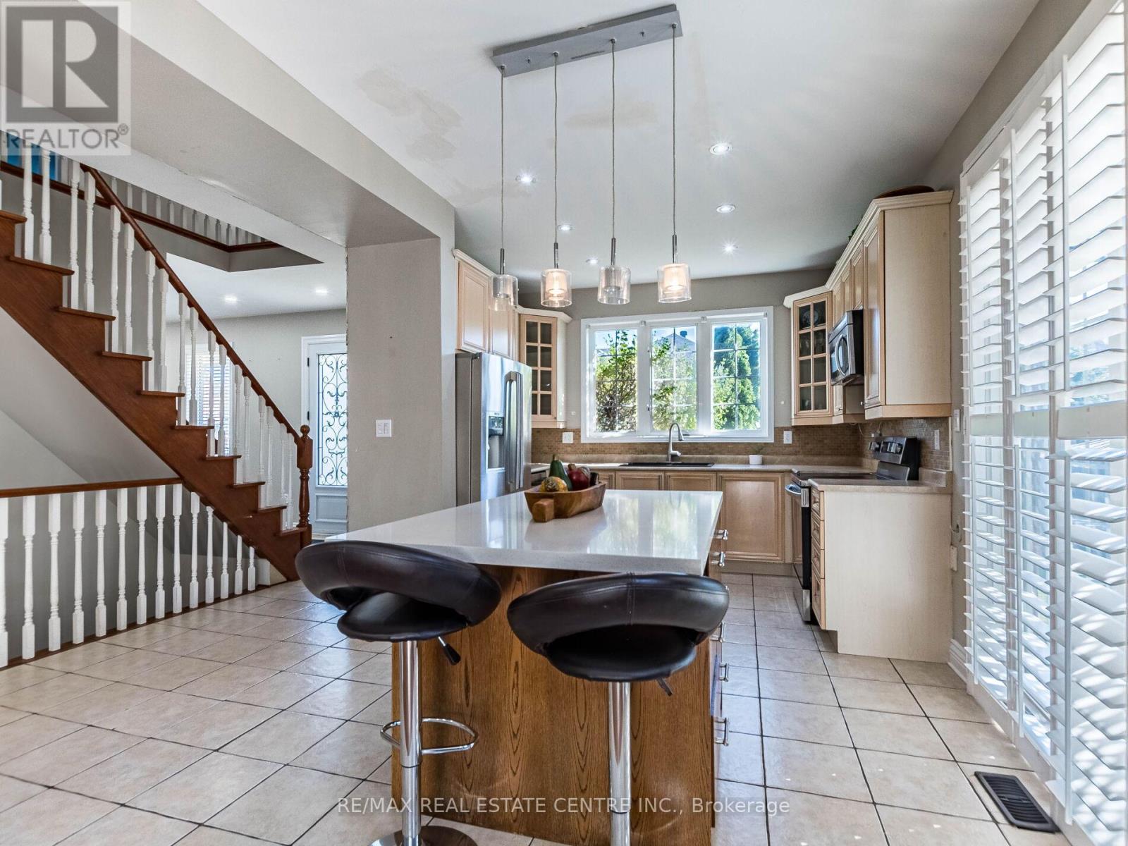 3927 Mayla Drive, Mississauga, Ontario  L5M 7Y9 - Photo 12 - W12437516