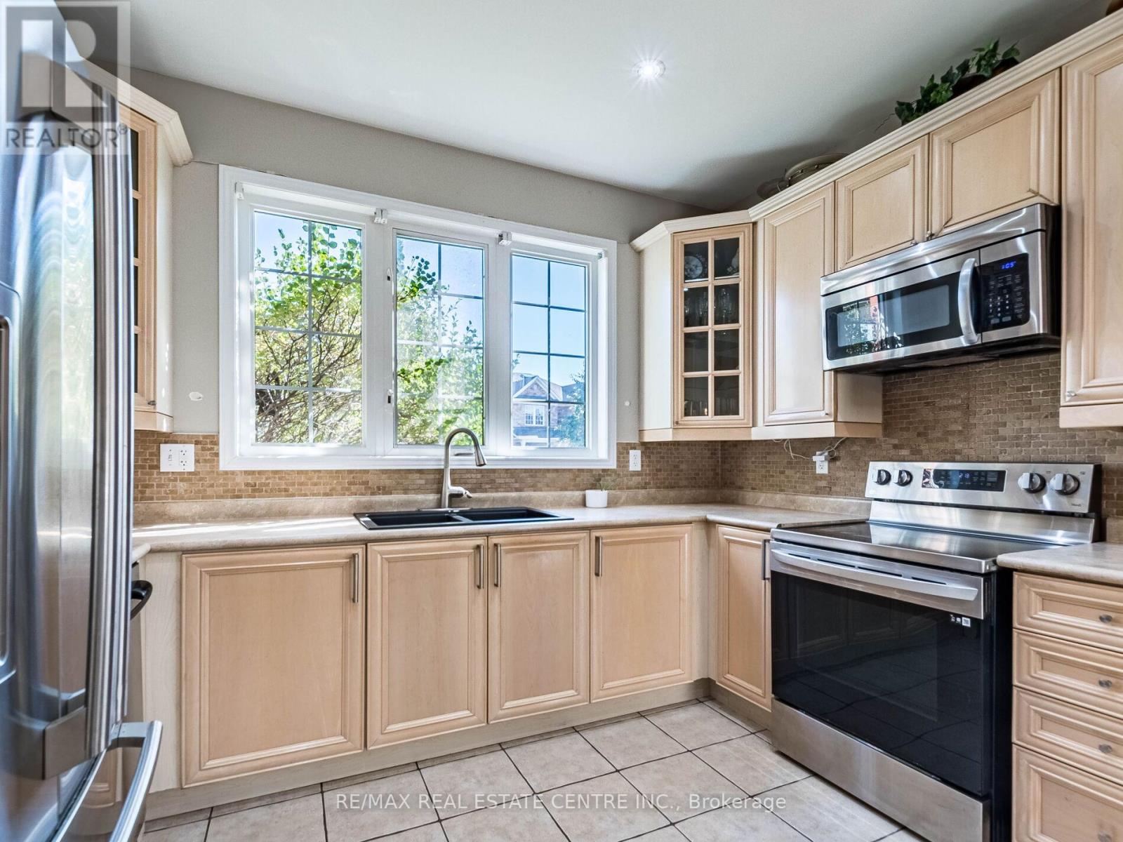 3927 Mayla Drive, Mississauga, Ontario  L5M 7Y9 - Photo 15 - W12437516