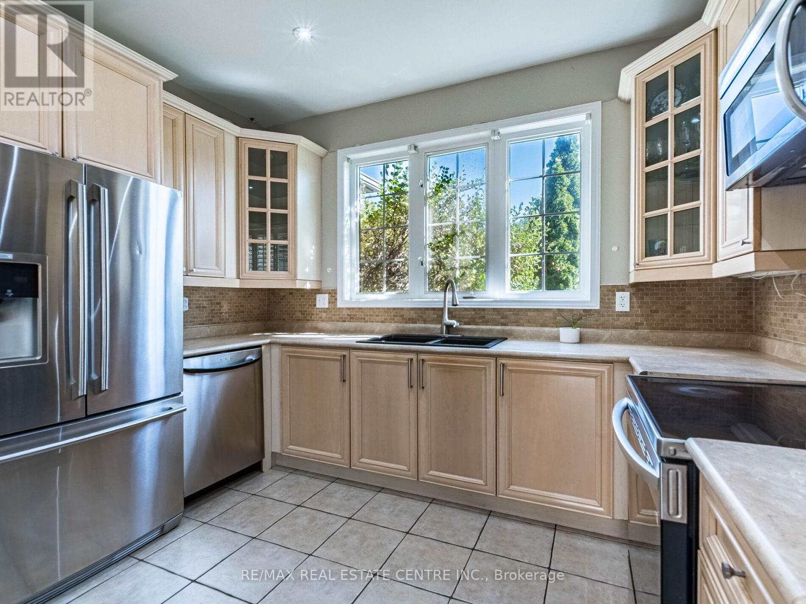 3927 Mayla Drive, Mississauga, Ontario  L5M 7Y9 - Photo 16 - W12437516