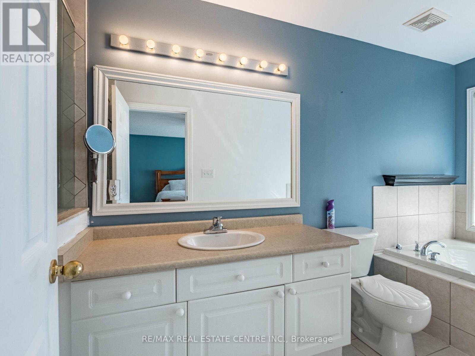 3927 Mayla Drive, Mississauga, Ontario  L5M 7Y9 - Photo 28 - W12437516