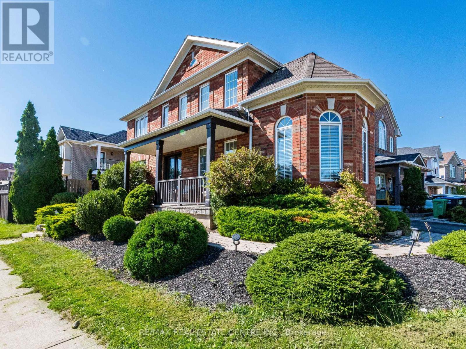 3927 Mayla Drive, Mississauga, Ontario  L5M 7Y9 - Photo 3 - W12437516