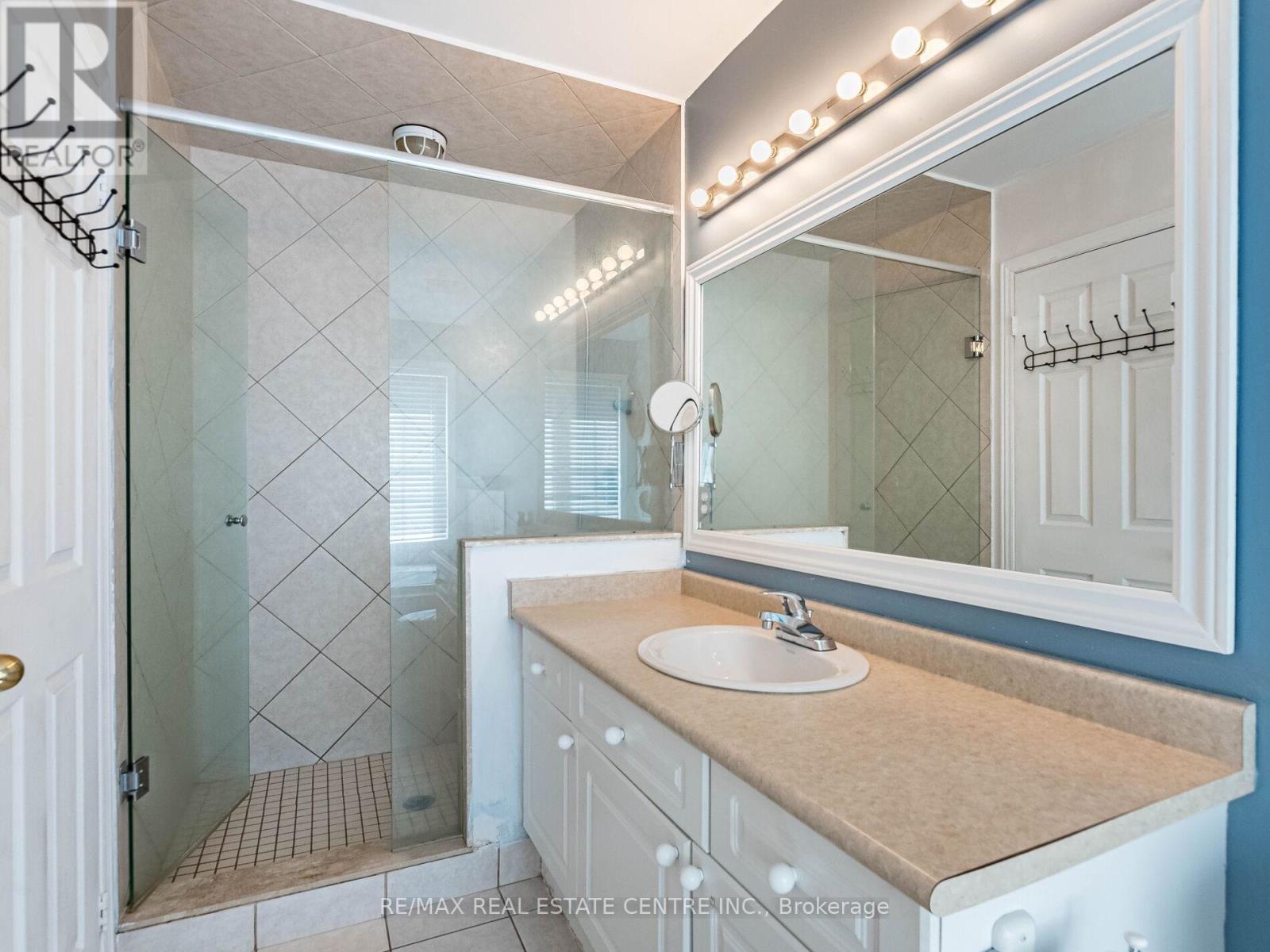 3927 Mayla Drive, Mississauga, Ontario  L5M 7Y9 - Photo 31 - W12437516