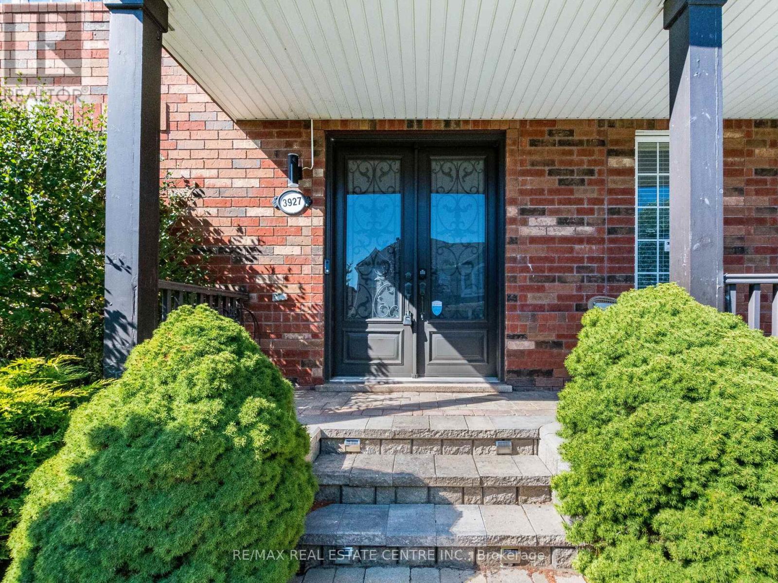 3927 Mayla Drive, Mississauga, Ontario  L5M 7Y9 - Photo 4 - W12437516