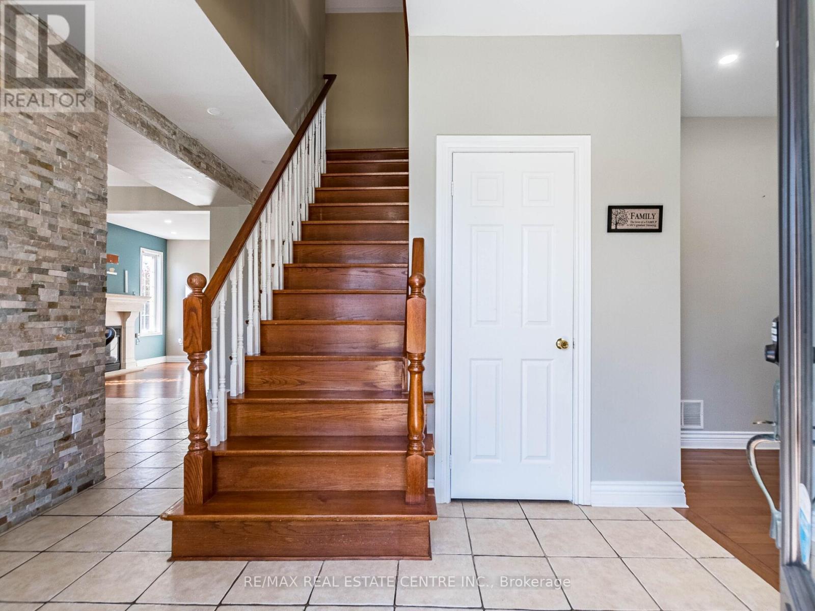 3927 Mayla Drive, Mississauga, Ontario  L5M 7Y9 - Photo 5 - W12437516