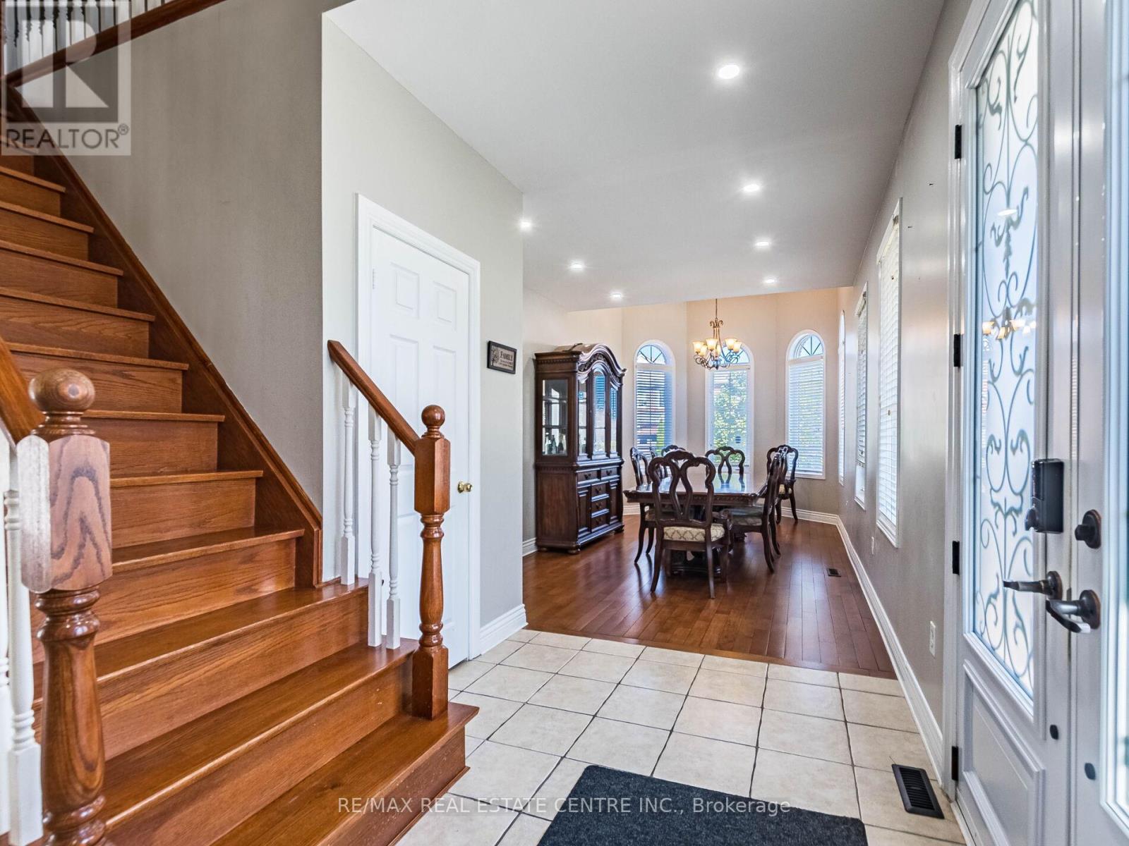 3927 Mayla Drive, Mississauga, Ontario  L5M 7Y9 - Photo 6 - W12437516