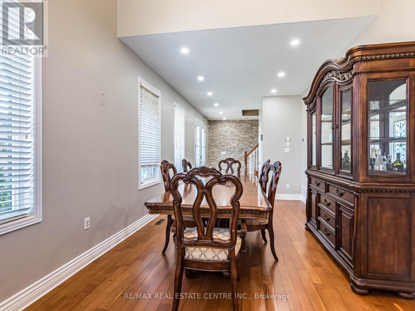 3927 Mayla Drive, Mississauga, Ontario  L5M 7Y9 - Photo 7 - W12437516