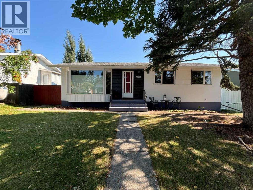 2628 Lionel Crescent Sw, Calgary, Alberta  T3E 6B1 - Photo 1 - A2229831