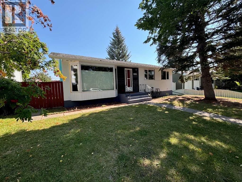 2628 Lionel Crescent Sw, Calgary, Alberta  T3E 6B1 - Photo 2 - A2229831