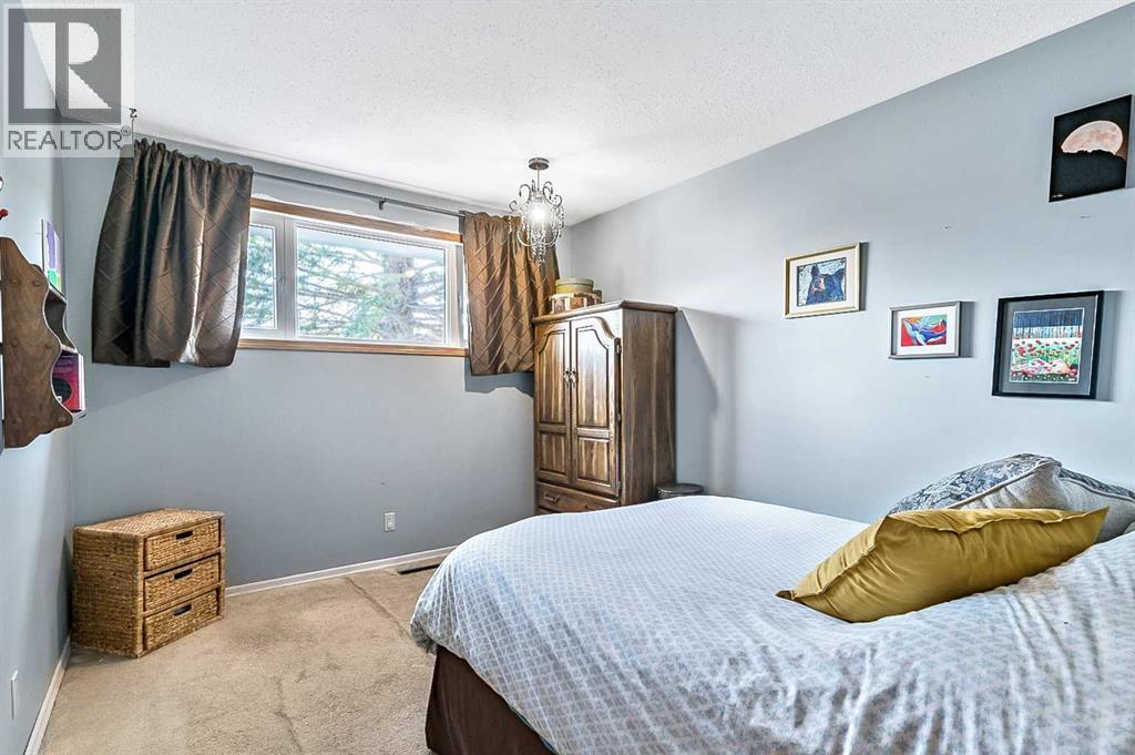2628 Lionel Crescent Sw, Calgary, Alberta  T3E 6B1 - Photo 13 - A2229831