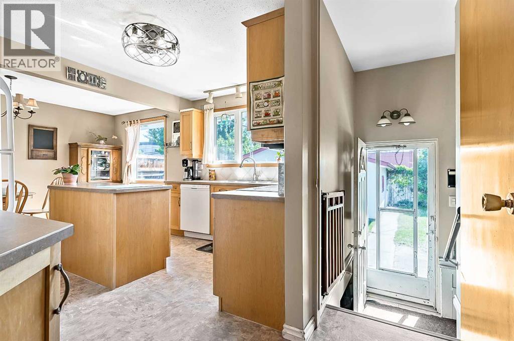 2628 Lionel Crescent Sw, Calgary, Alberta  T3E 6B1 - Photo 12 - A2229831