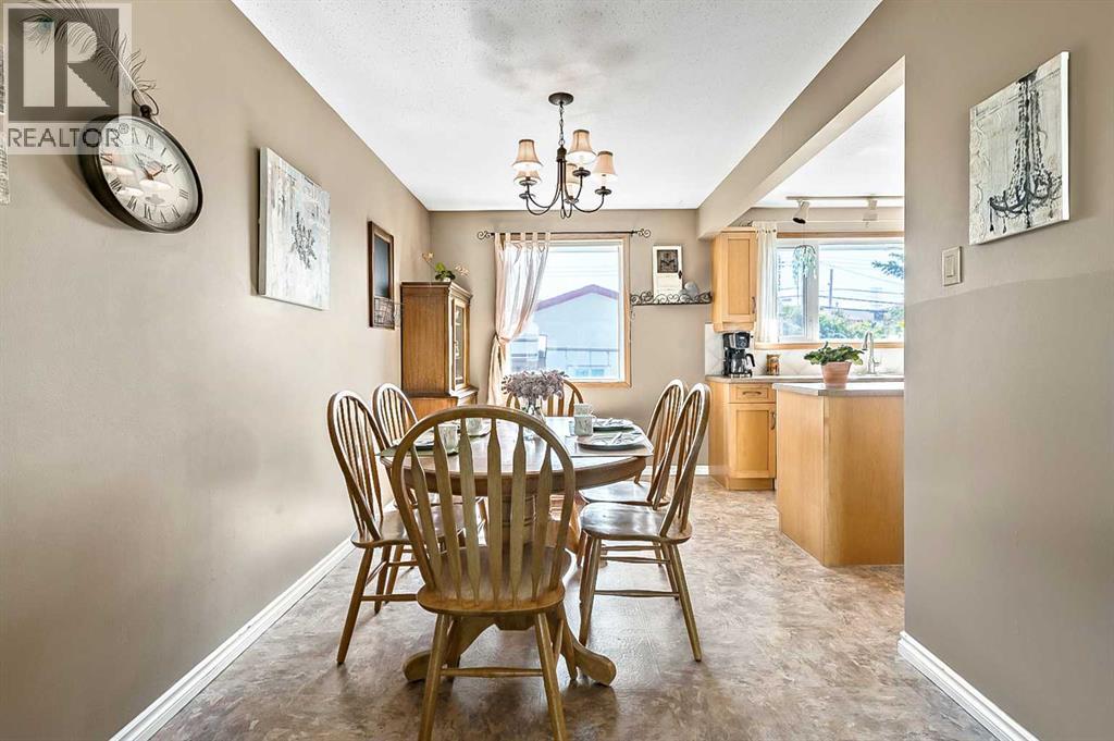 2628 Lionel Crescent Sw, Calgary, Alberta  T3E 6B1 - Photo 7 - A2229831