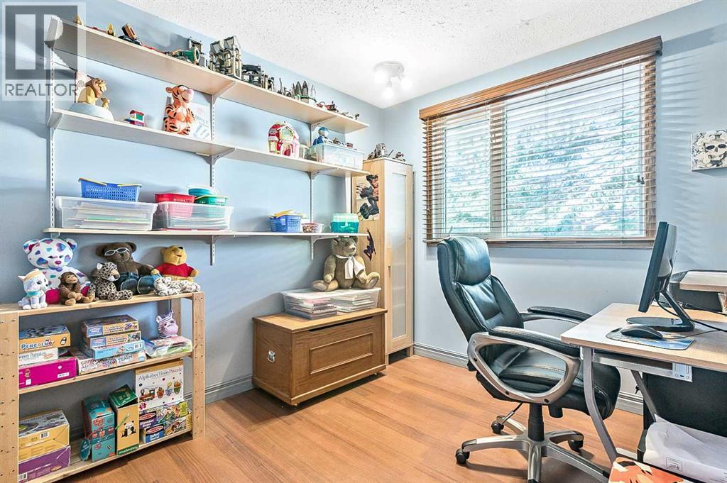 2628 Lionel Crescent Sw, Calgary, Alberta  T3E 6B1 - Photo 15 - A2229831