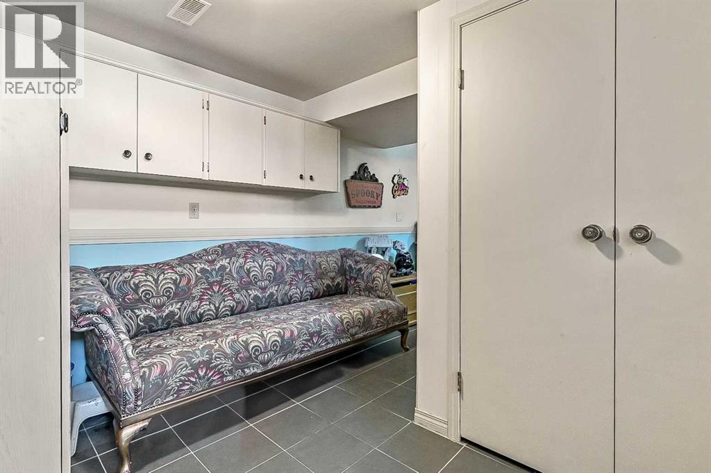 2628 Lionel Crescent Sw, Calgary, Alberta  T3E 6B1 - Photo 20 - A2229831