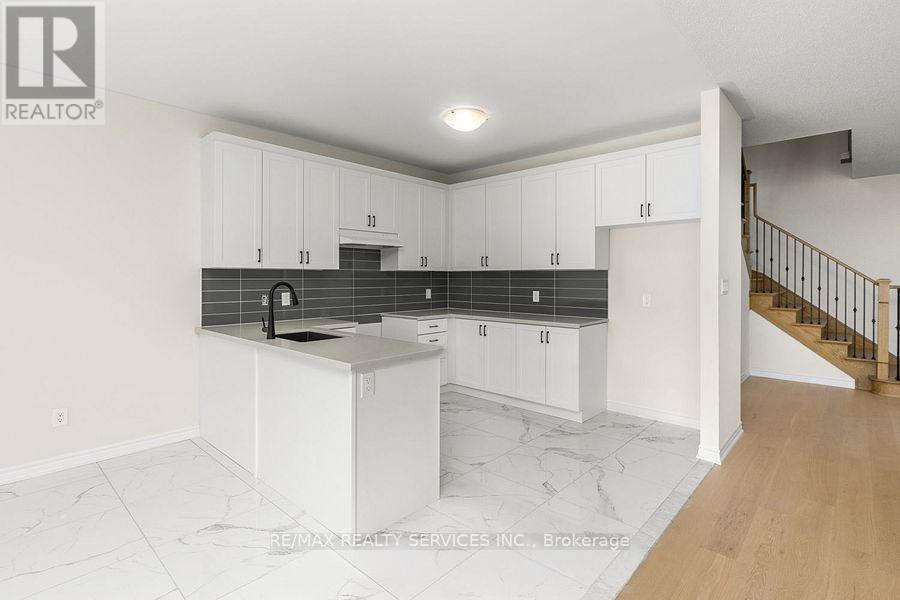 106 Palace Street, Thorold, Ontario  L2V 0N3 - Photo 4 - X12437532