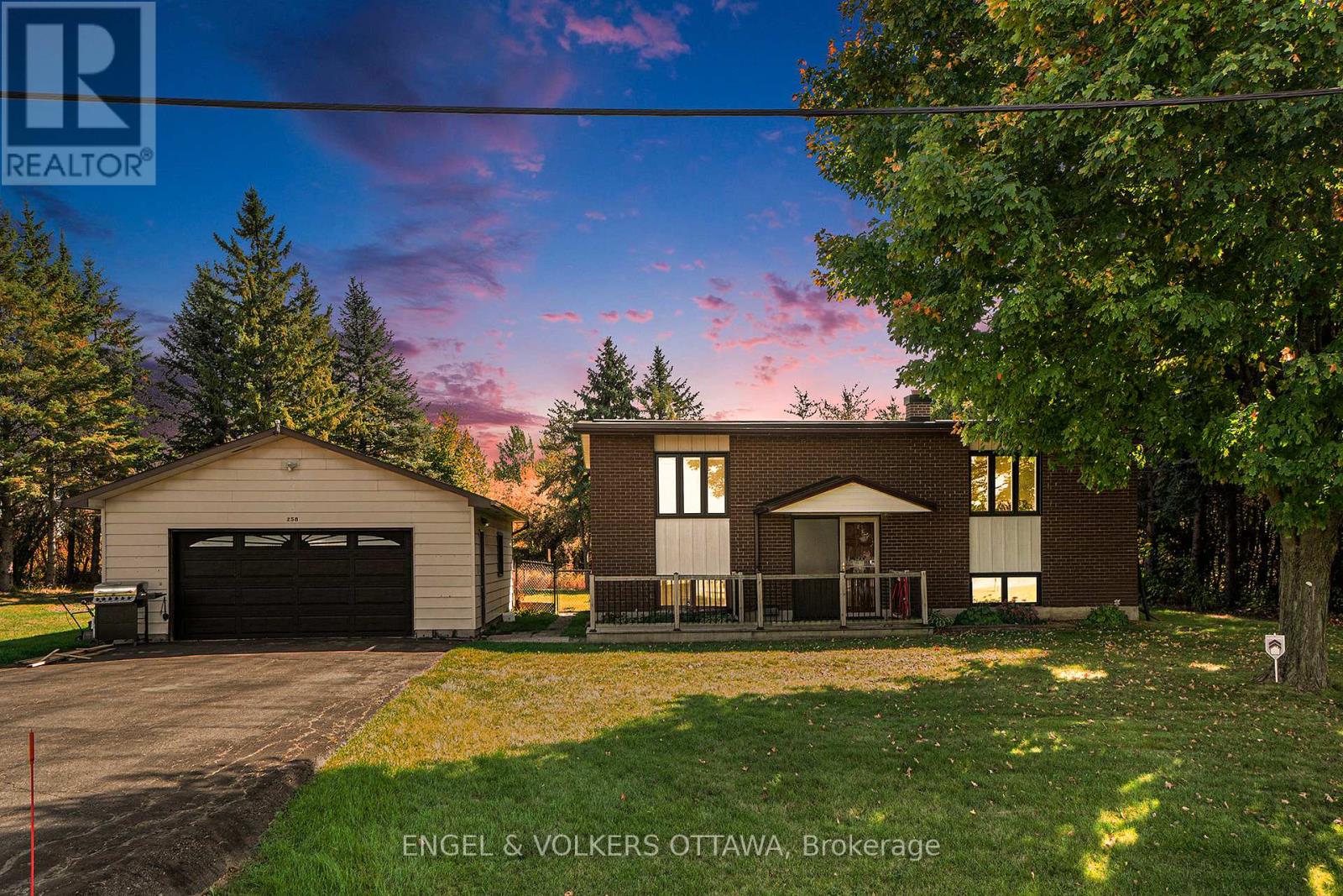 258 HERRICK DRIVE, RR#1, ARNPRIOR DRIVE, Ottawa, Ontario