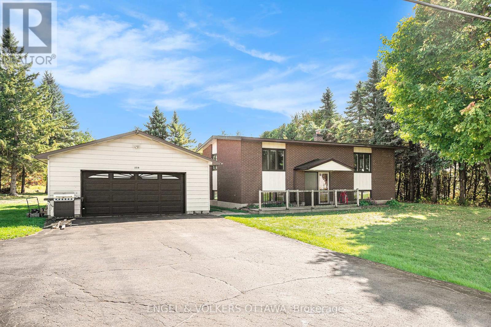 258 Herrick Drive, Rr#1, Arnprior Drive, Ottawa, Ontario  K7S 3G7 - Photo 4 - X12437742