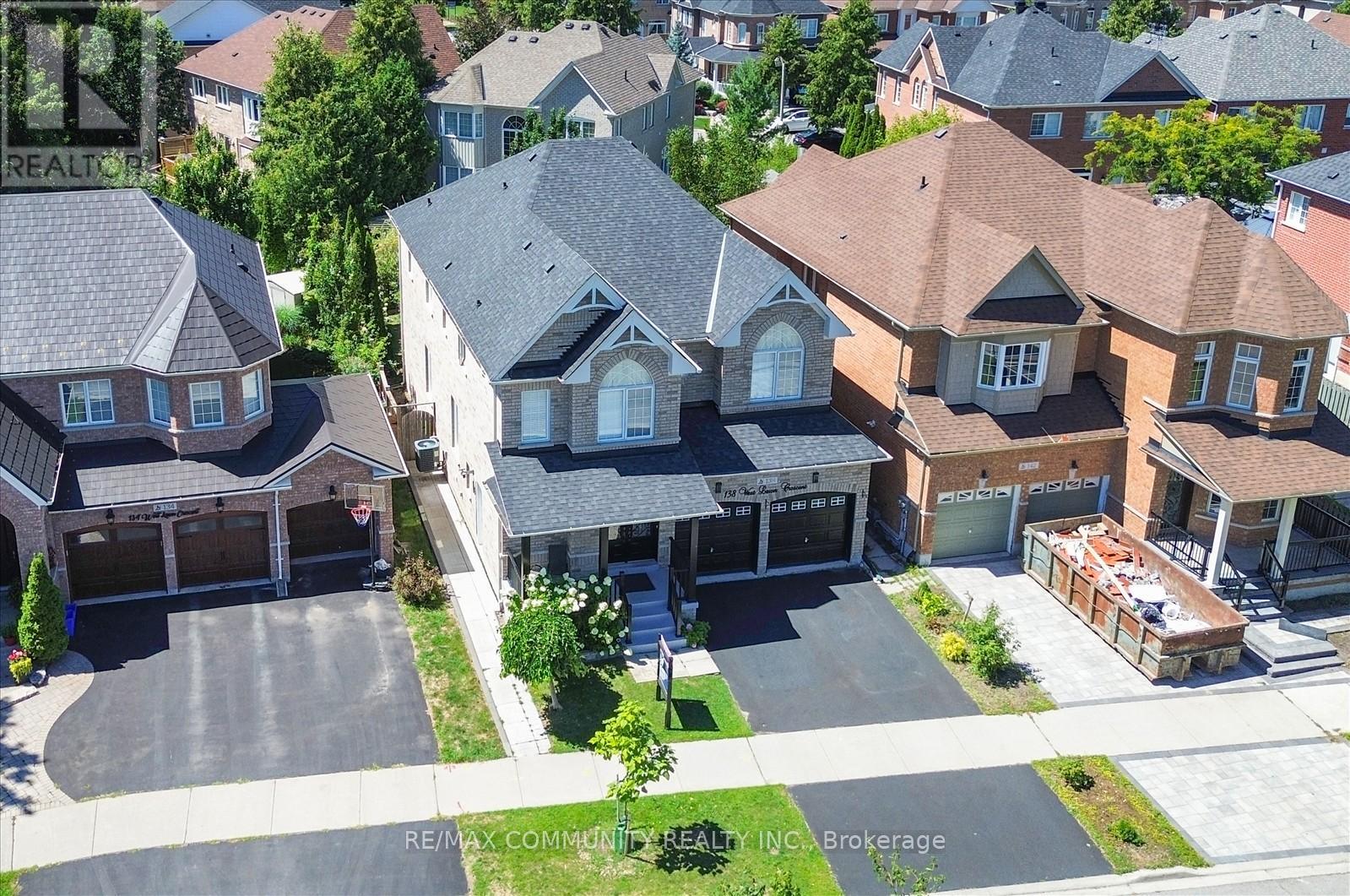 138 West Lawn Crescent, Whitchurch-Stouffville, Ontario  L4A 0B4 - Photo 5 - N12437598
