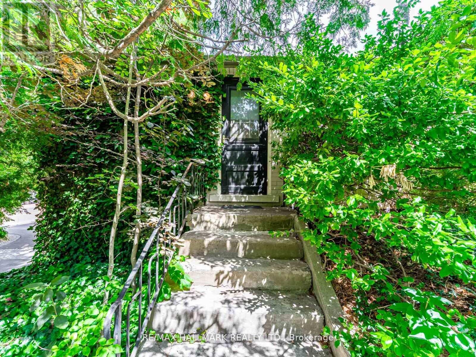 71 Trench Street, Richmond Hill, Ontario  L4C 3W6 - Photo 3 - N12437606