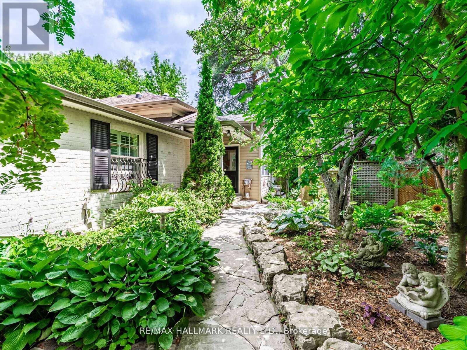 71 Trench Street, Richmond Hill, Ontario  L4C 3W6 - Photo 4 - N12437606