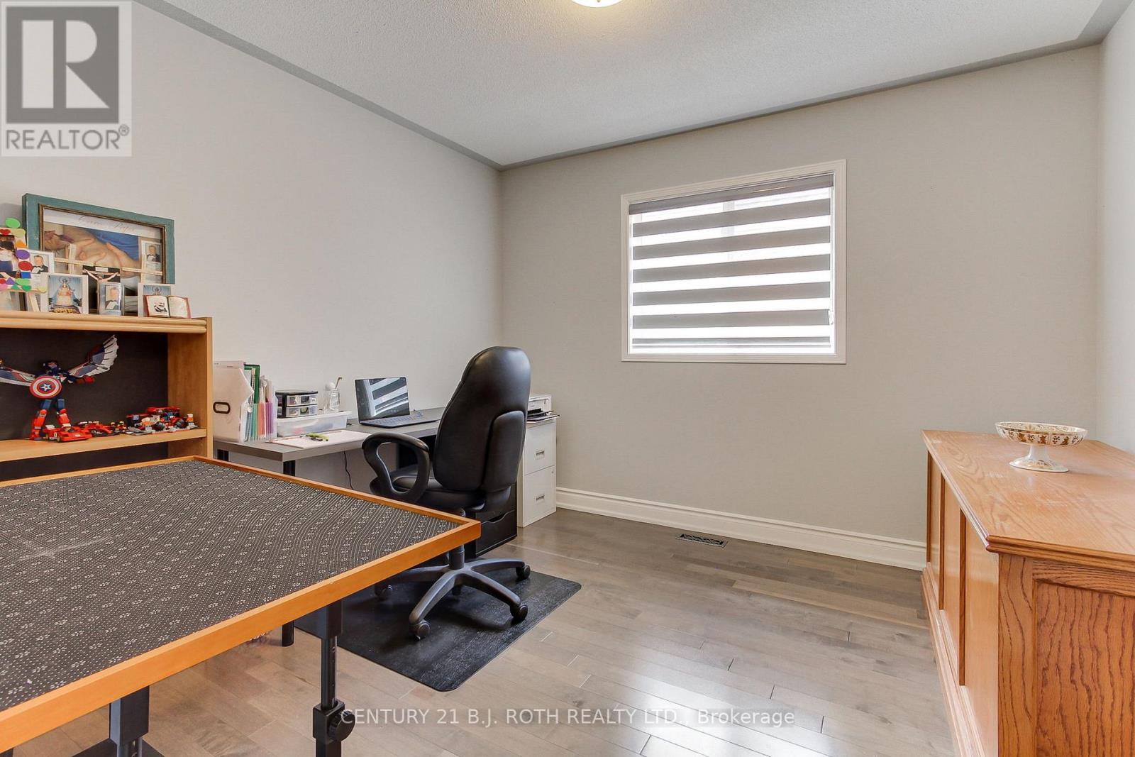 484 Menczel Crescent, Newmarket, Ontario  L3X 2P6 - Photo 17 - N12437613