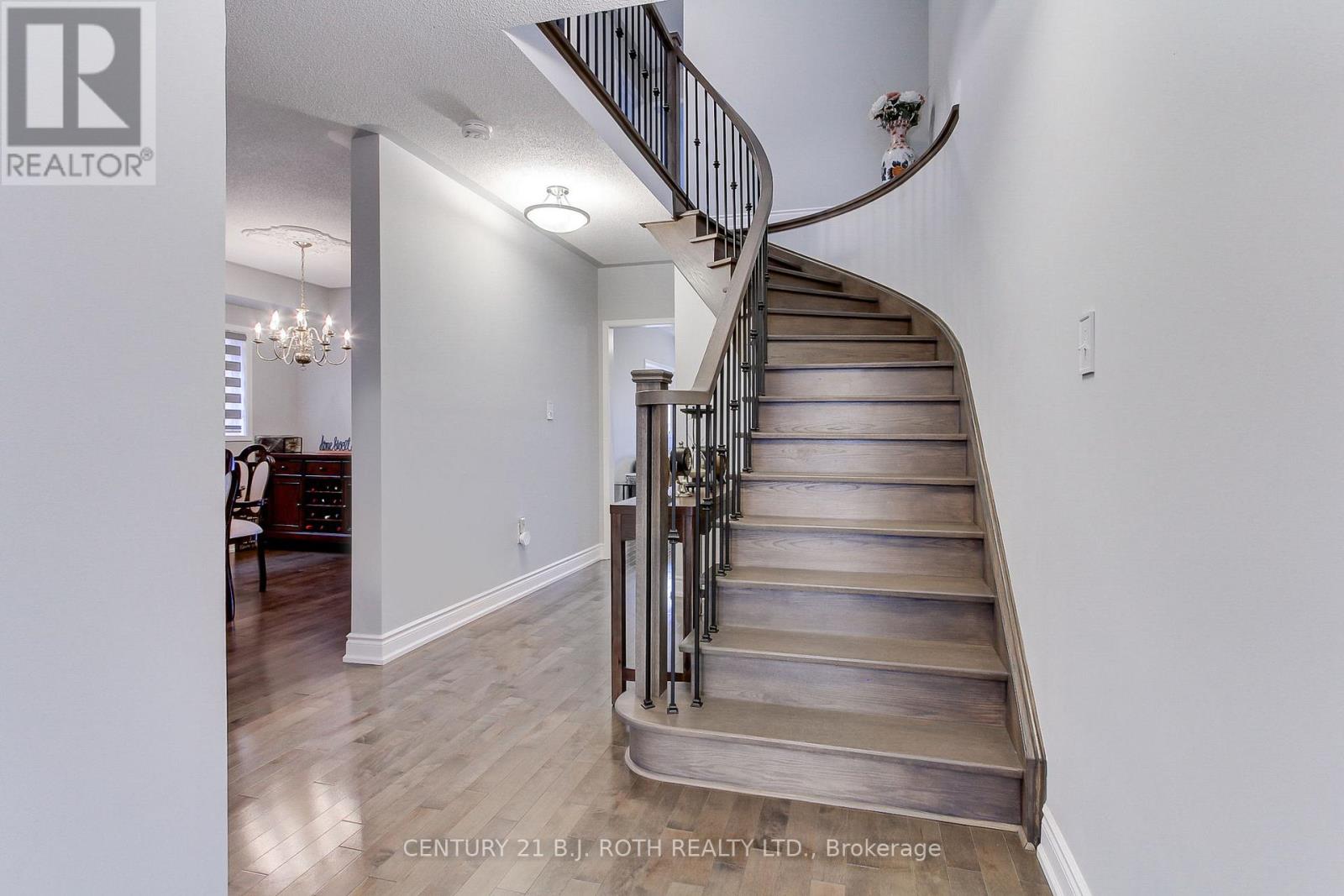484 Menczel Crescent, Newmarket, Ontario  L3X 2P6 - Photo 4 - N12437613