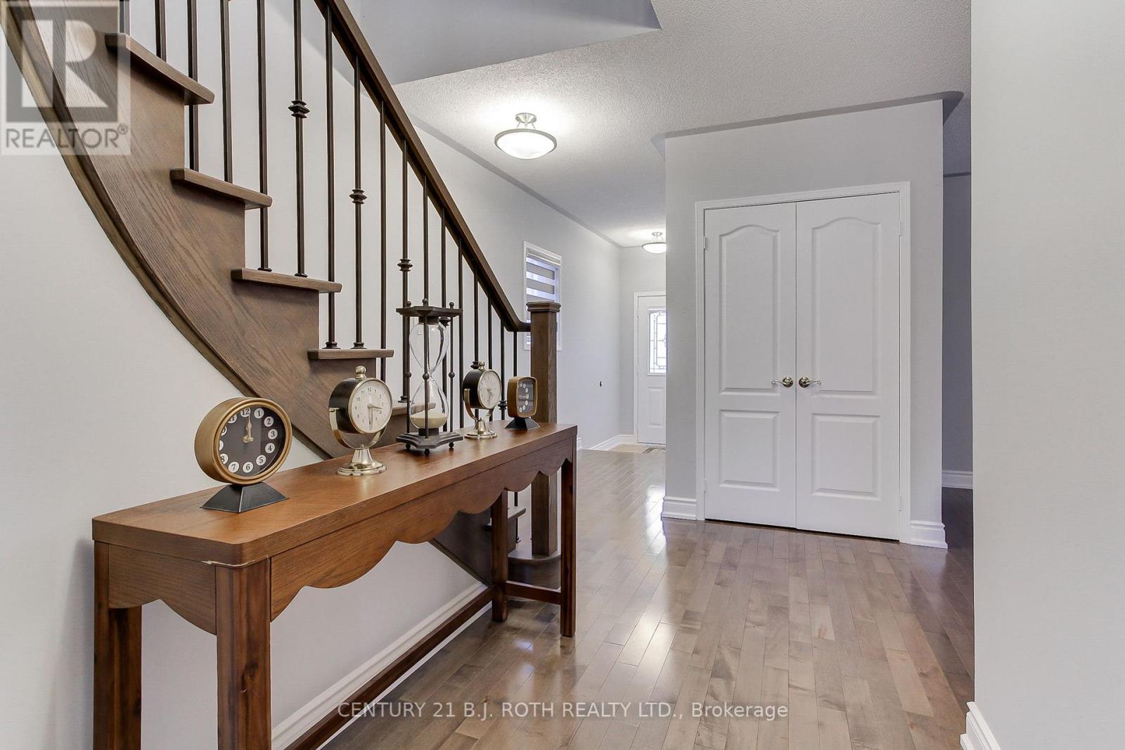 484 Menczel Crescent, Newmarket, Ontario  L3X 2P6 - Photo 5 - N12437613