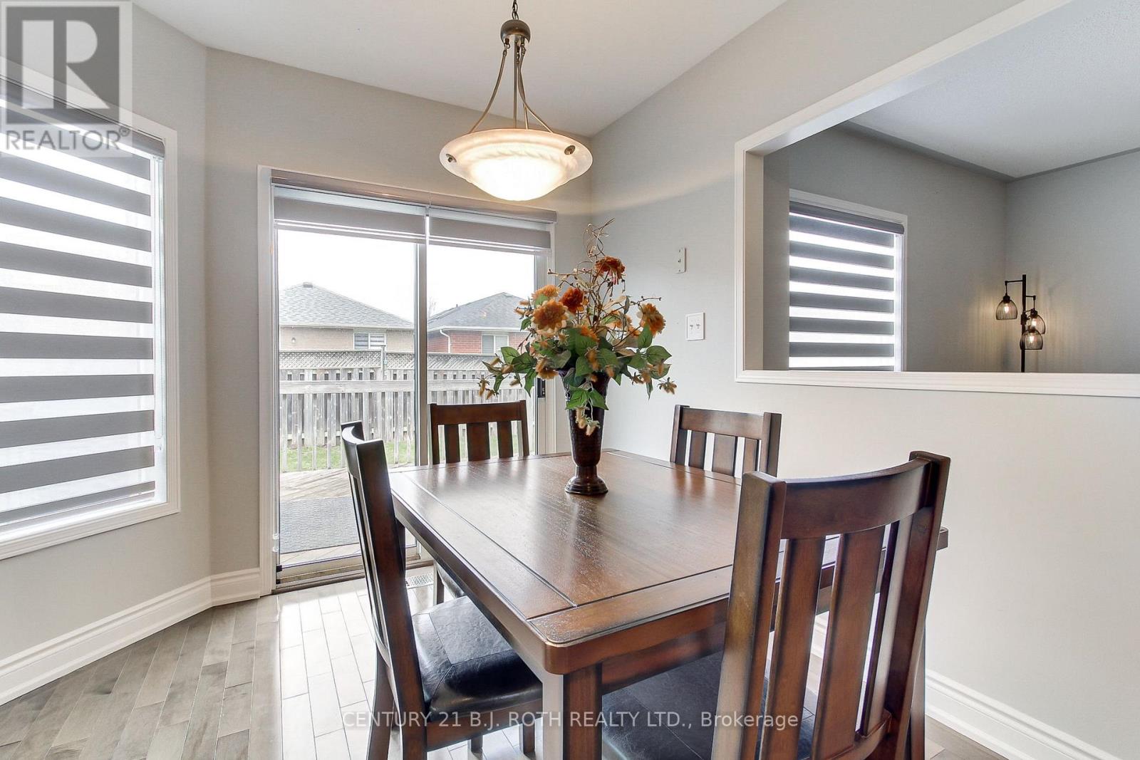 484 Menczel Crescent, Newmarket, Ontario  L3X 2P6 - Photo 8 - N12437613