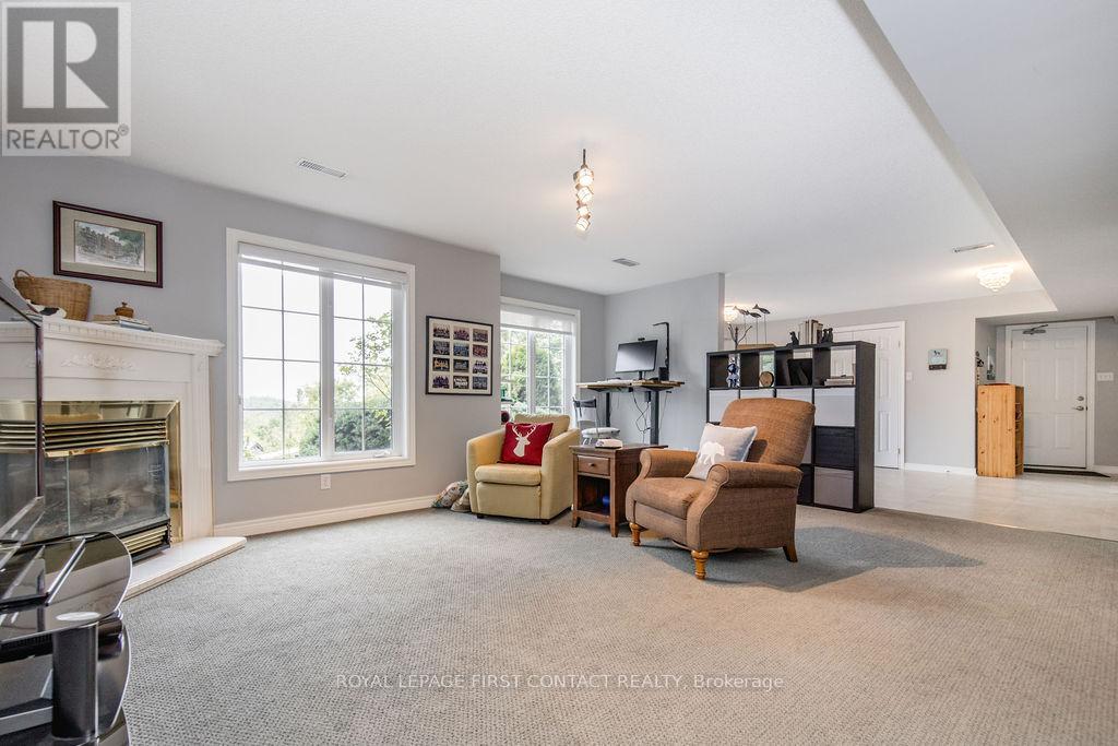 14 Valleycrest Drive, Oro-Medonte, Ontario  L0L 2L0 - Photo 9 - S12437557