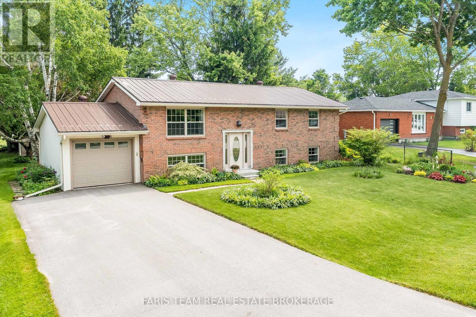 13 Jardine Crescent, Clearview, Ontario  L0M 1G0 - Photo 2 - S12437612