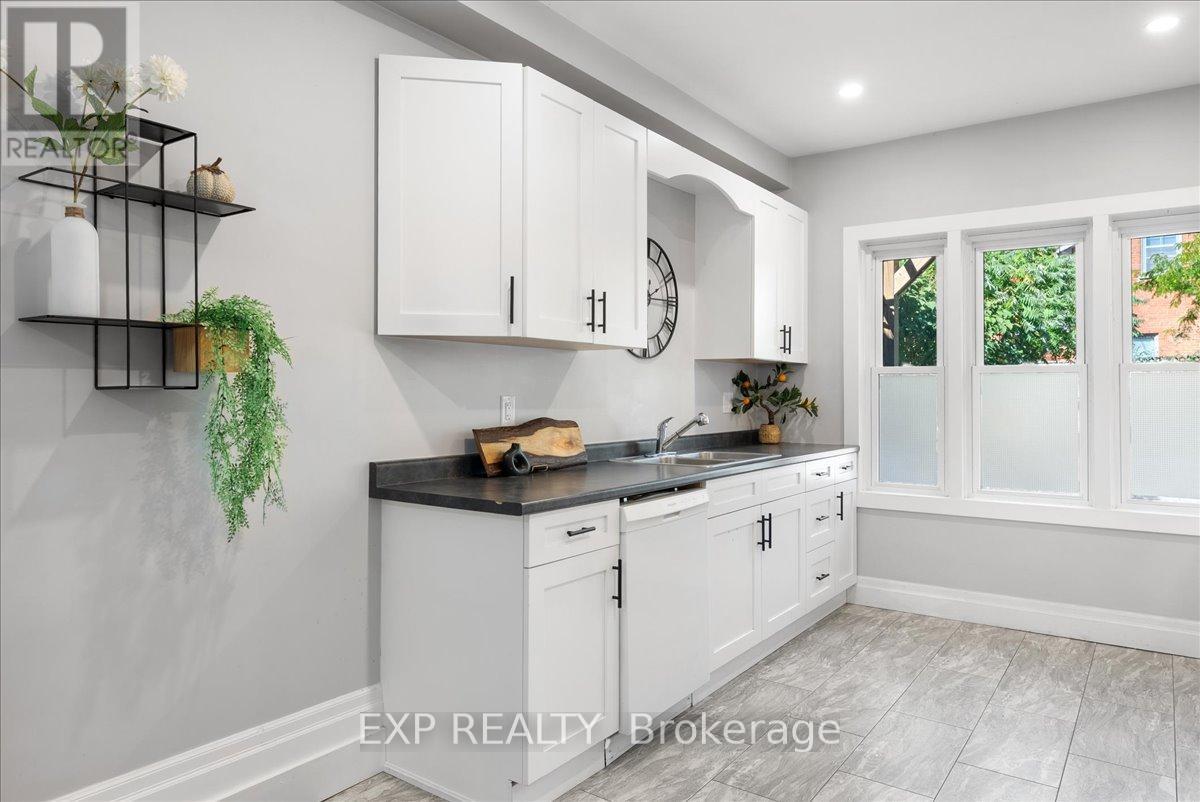 468 Charlotte Street, Peterborough, Ontario  K9J 2W3 - Photo 10 - X12437633