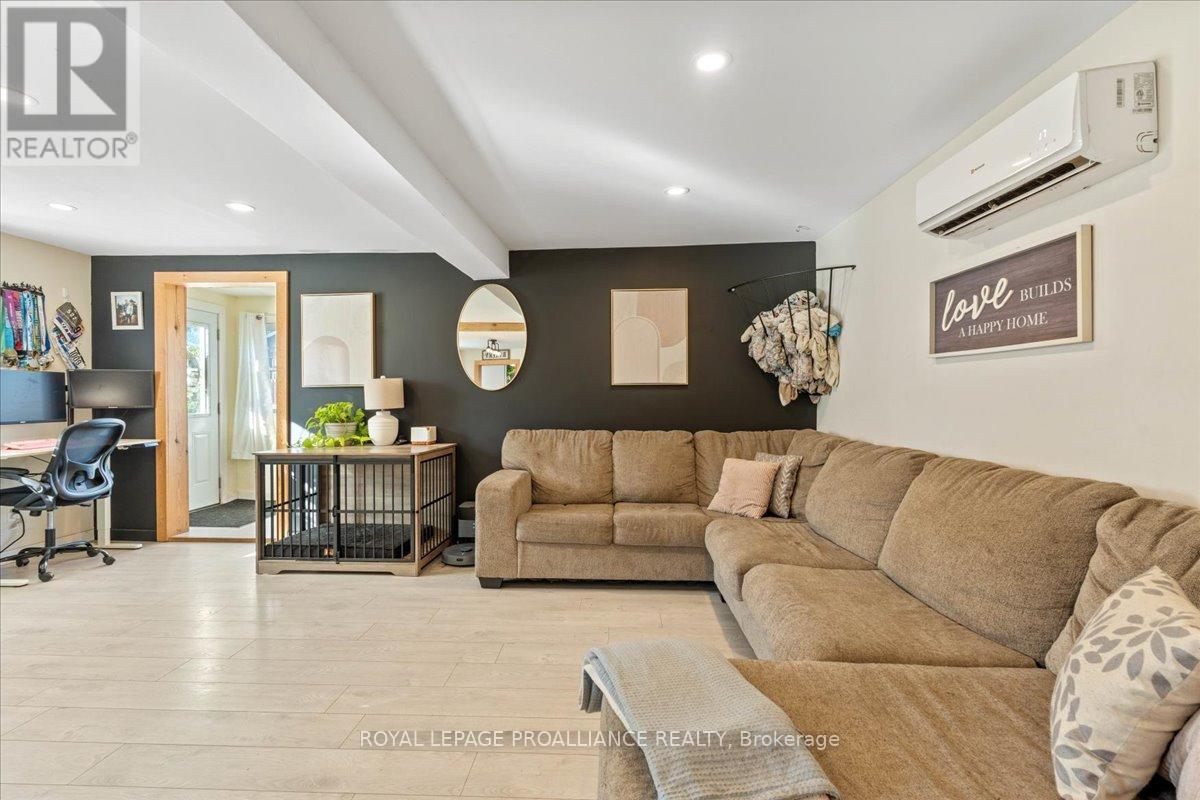 17 Centre Street, Belleville, Ontario  K8N 4W4 - Photo 10 - X12437702