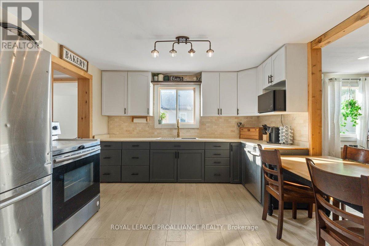 17 Centre Street, Belleville, Ontario  K8N 4W4 - Photo 11 - X12437702