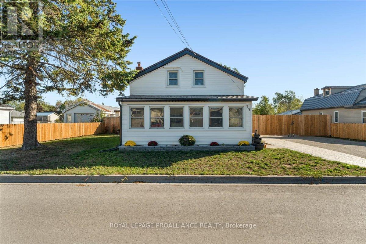 17 Centre Street, Belleville, Ontario  K8N 4W4 - Photo 2 - X12437702