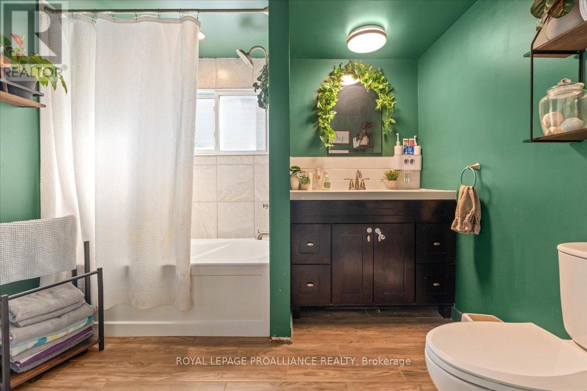 17 Centre Street, Belleville, Ontario  K8N 4W4 - Photo 20 - X12437702