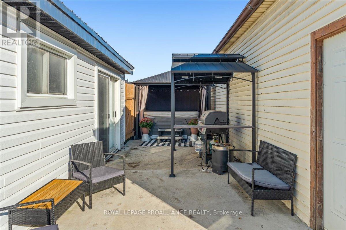 17 Centre Street, Belleville, Ontario  K8N 4W4 - Photo 33 - X12437702