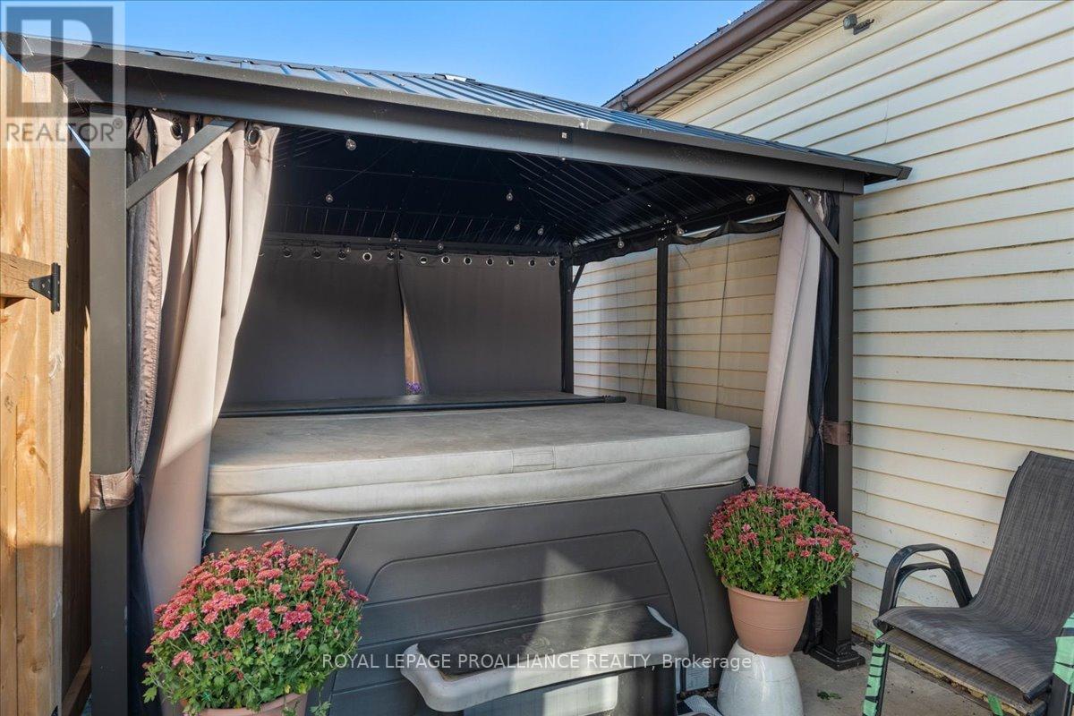 17 Centre Street, Belleville, Ontario  K8N 4W4 - Photo 34 - X12437702