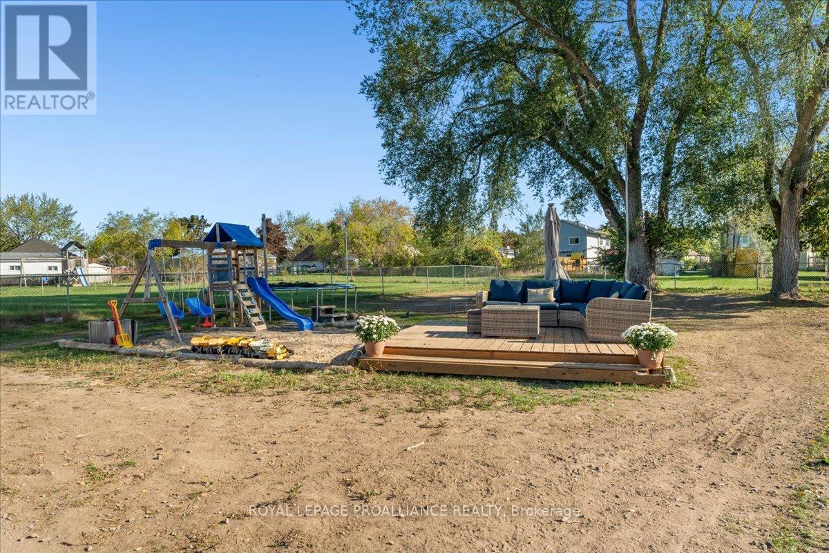 17 Centre Street, Belleville, Ontario  K8N 4W4 - Photo 36 - X12437702