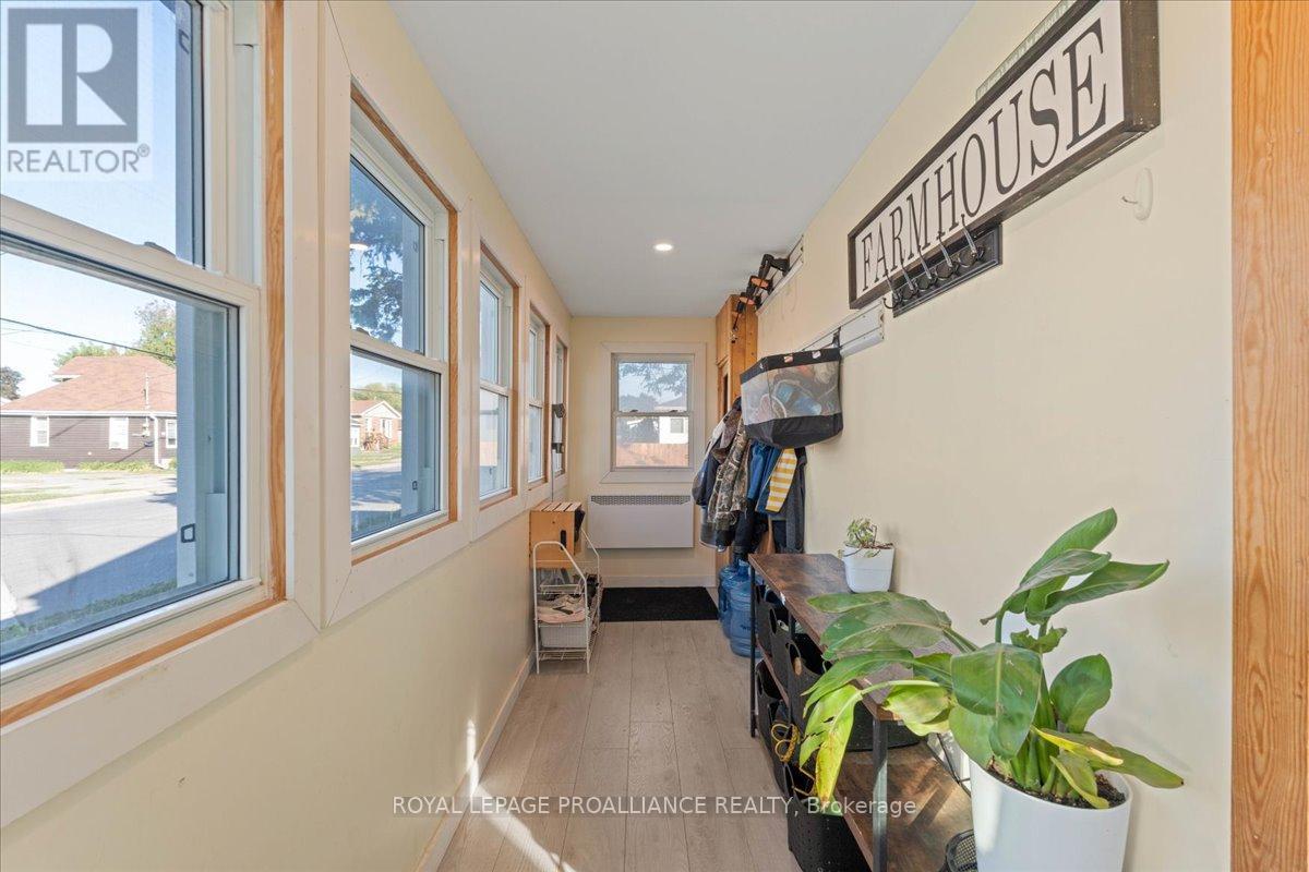 17 Centre Street, Belleville, Ontario  K8N 4W4 - Photo 4 - X12437702