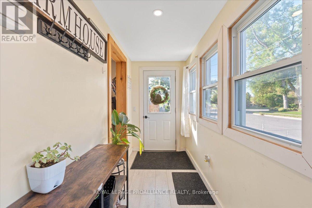 17 Centre Street, Belleville, Ontario  K8N 4W4 - Photo 5 - X12437702