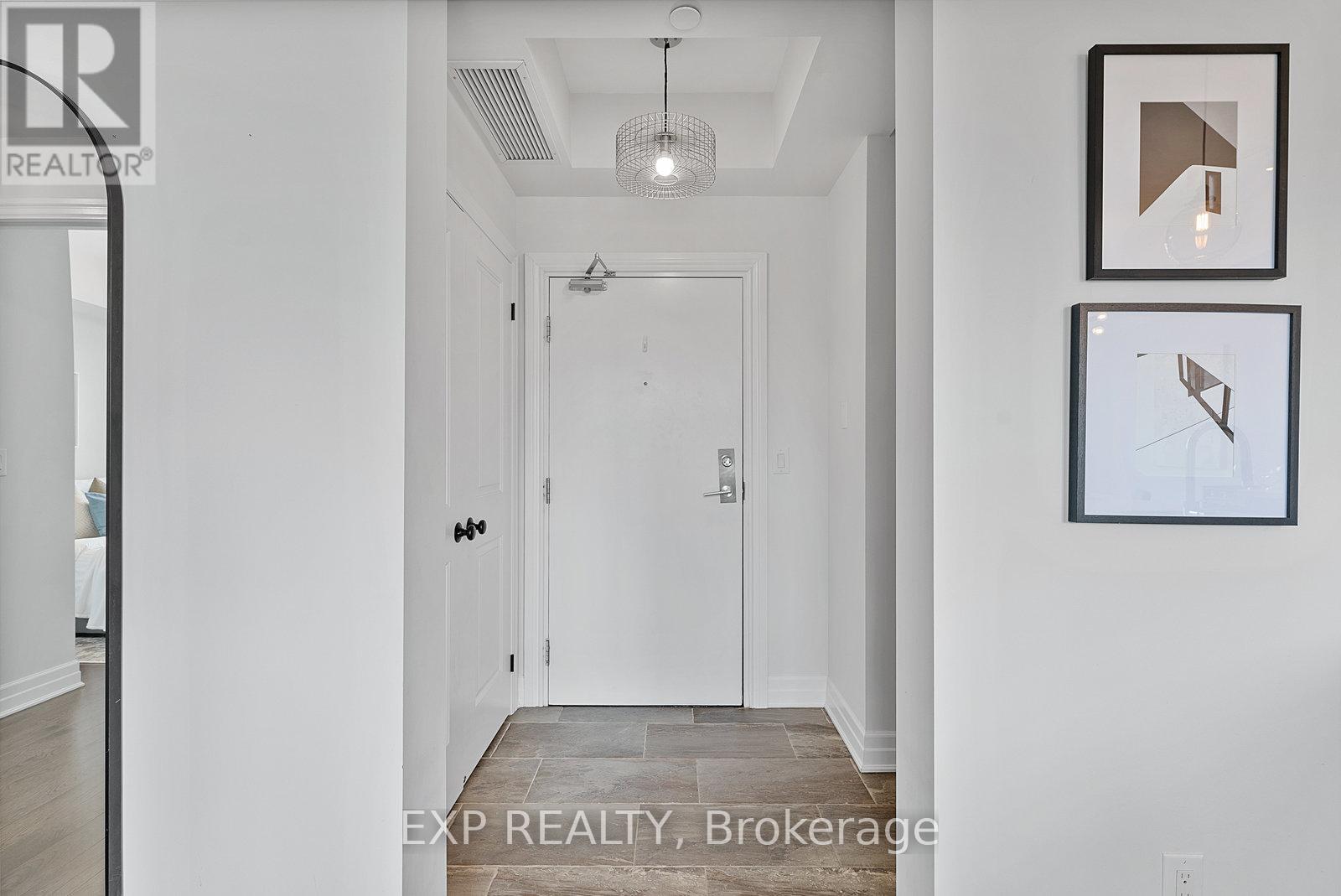 325 - 2300 Upper Middle Road W, Oakville, Ontario  L6M 0T4 - Photo 3 - W12437545