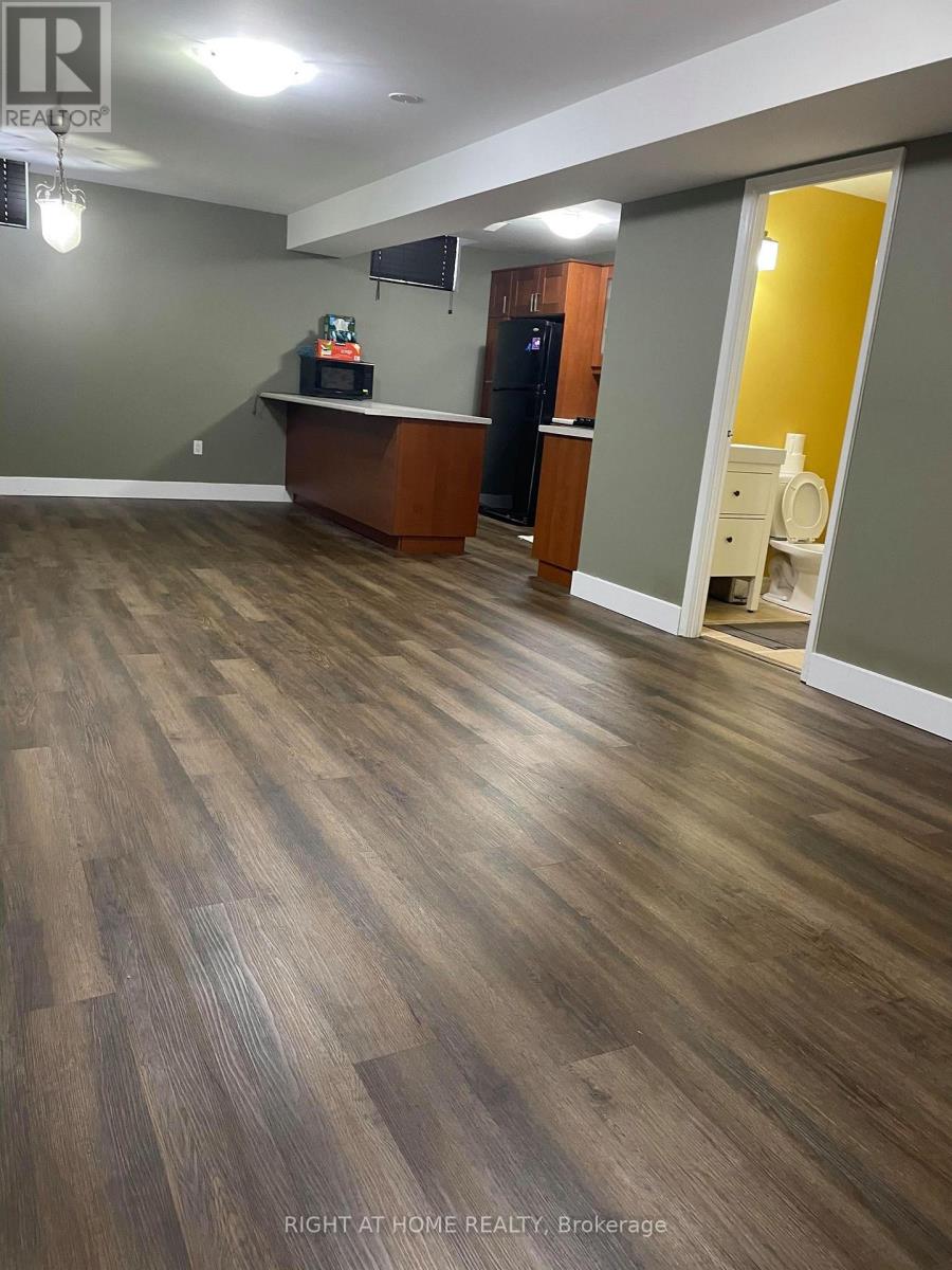 2031 Oxford Avenue W, Oakville, Ontario  L6H 7A6 - Photo 3 - W12437577