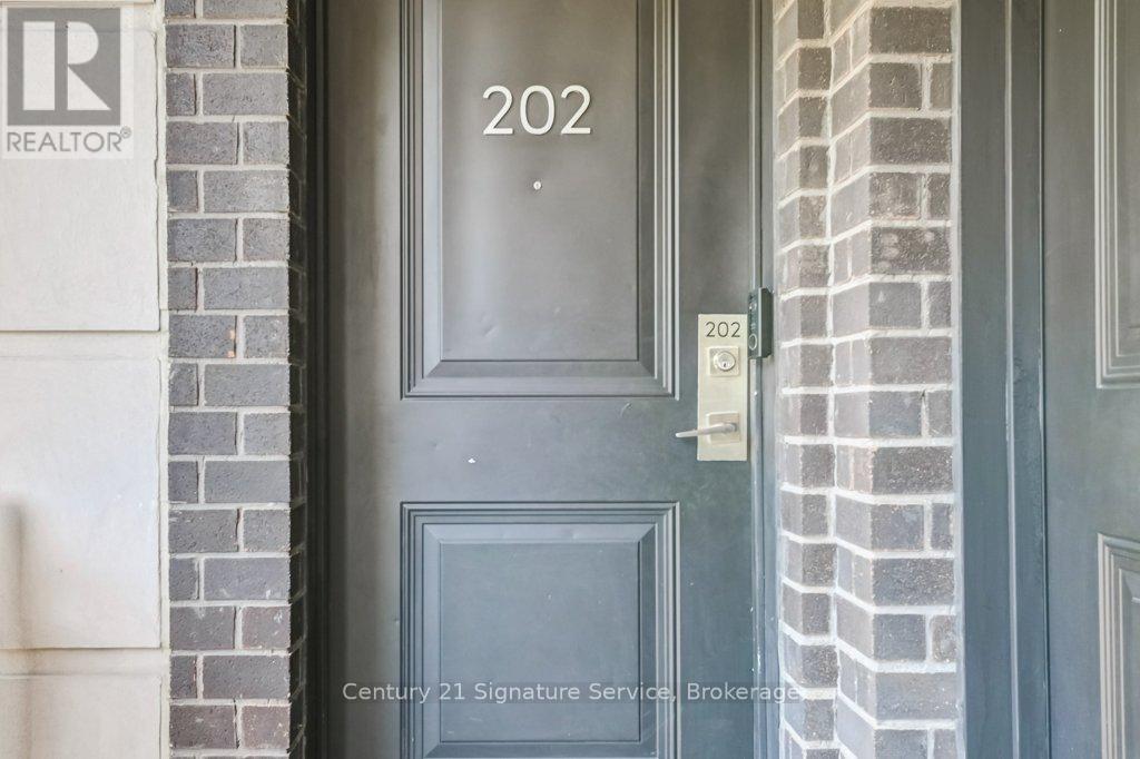 202 - 652 Cricklewood Drive, Mississauga, Ontario  L5G 0A5 - Photo 5 - W12437595