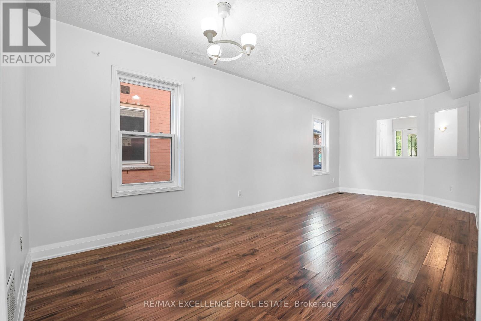 6935 Dillingwood Drive, Mississauga, Ontario  L5N 6Z7 - Photo 5 - W12437615