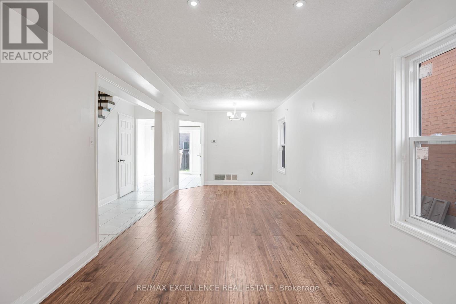 6935 Dillingwood Drive, Mississauga, Ontario  L5N 6Z7 - Photo 6 - W12437615