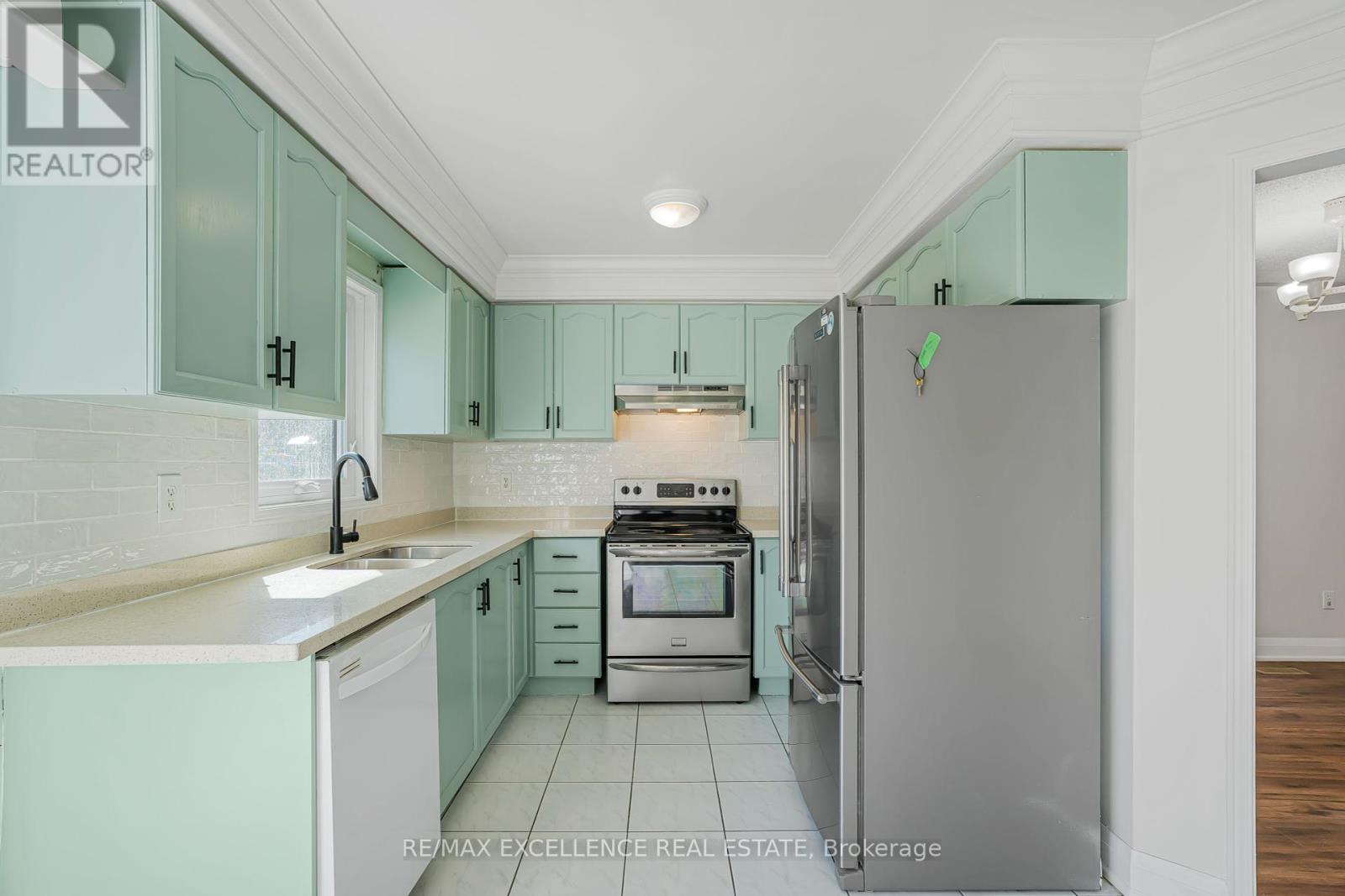 6935 Dillingwood Drive, Mississauga, Ontario  L5N 6Z7 - Photo 7 - W12437615