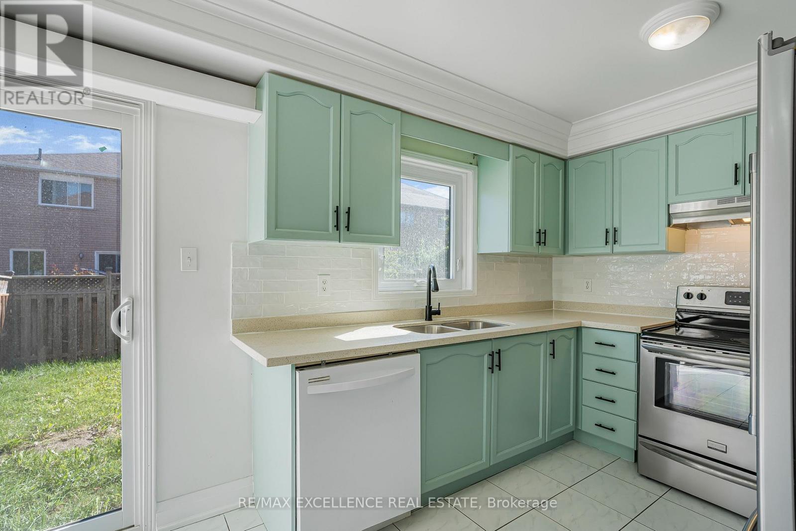 6935 Dillingwood Drive, Mississauga, Ontario  L5N 6Z7 - Photo 8 - W12437615