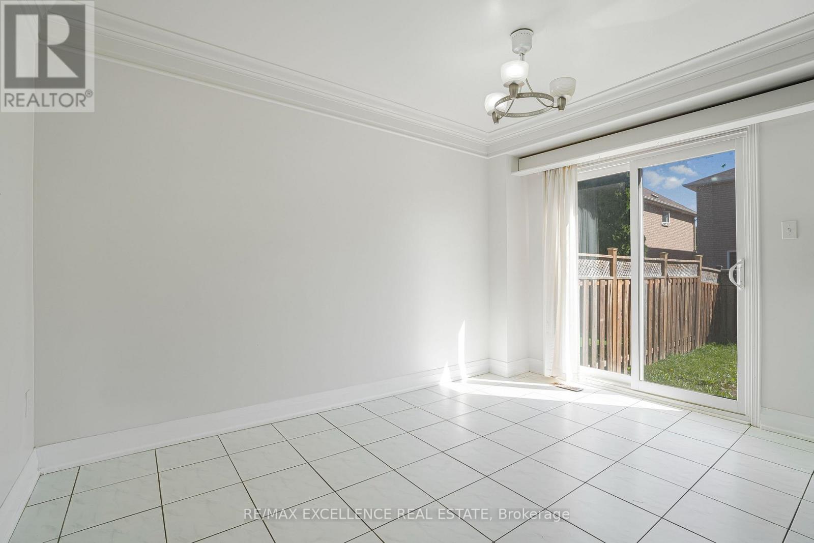 6935 Dillingwood Drive, Mississauga, Ontario  L5N 6Z7 - Photo 9 - W12437615