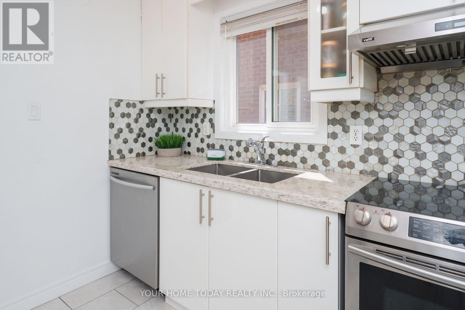 18 Alabaster Drive, Brampton, Ontario  L6V 4E4 - Photo 3 - W12376650