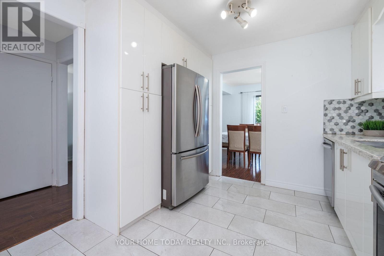 18 Alabaster Drive, Brampton, Ontario  L6V 4E4 - Photo 5 - W12376650