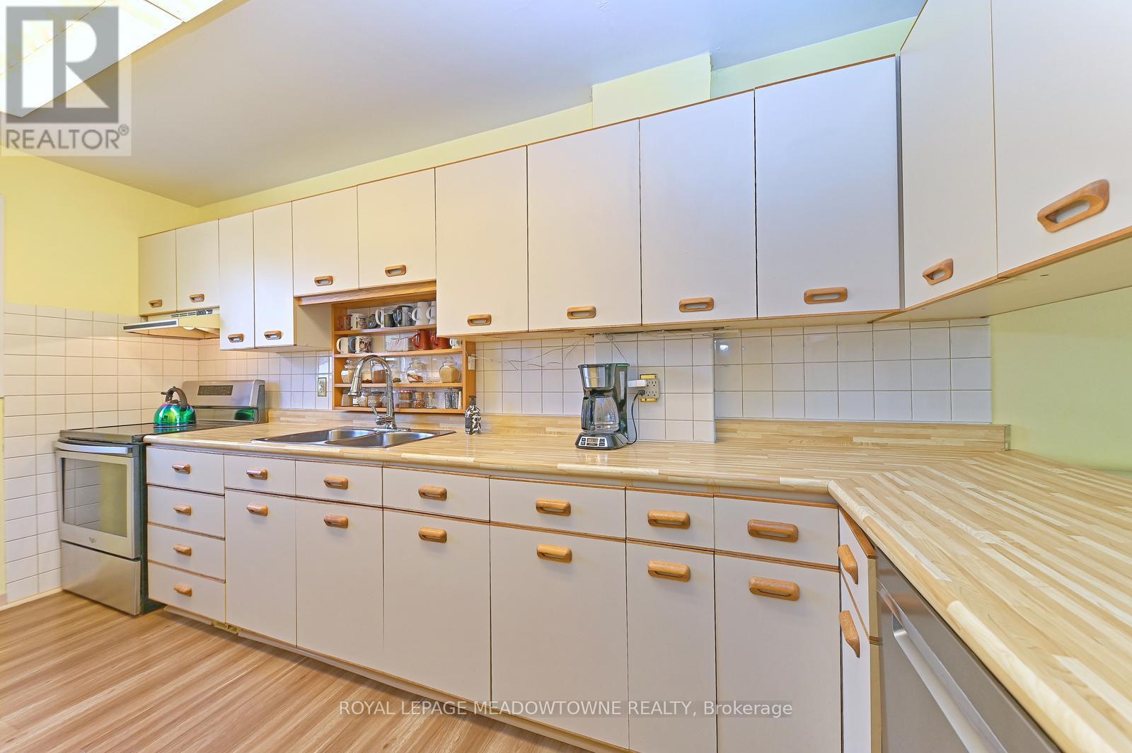 4 Greenfield Square, Brampton (Northgate), Ontario  L6S 2J3 - Photo 9 - W12437309